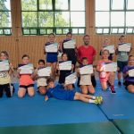 Unsere erfolgreichen Selbstschutzhelden der GTG Kirchheim posieren mit guter Laune und ihren Urkunden, die sie zum Abschluss ihres Kurses erhalten haben.